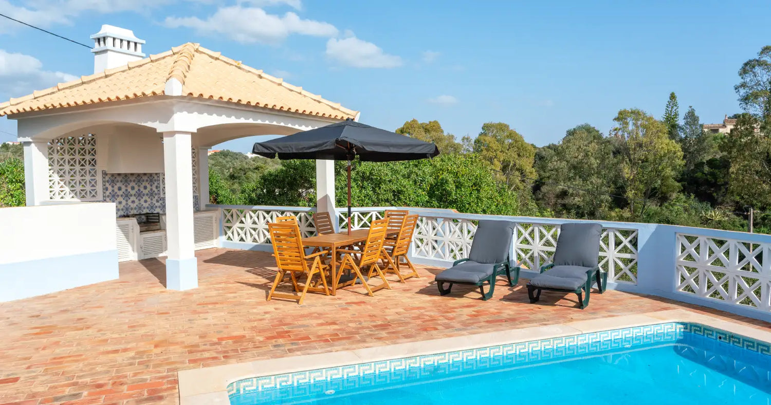 Pátio Exterior e Piscina de uma Propriedade em Benagil gerida pela Host Wise