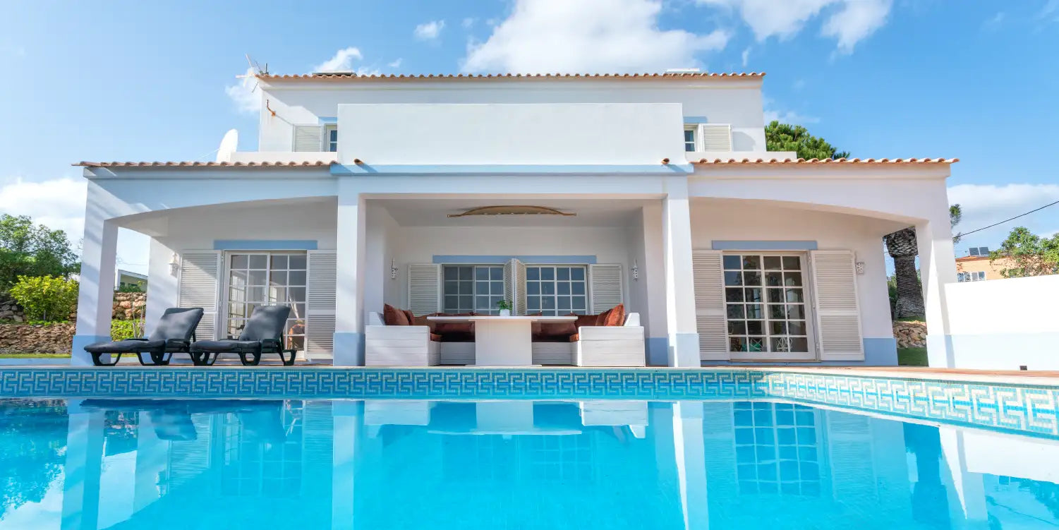 Casa e Piscina de um Alojamento Local em Benagil, Algarve, gerido pela Host Wise