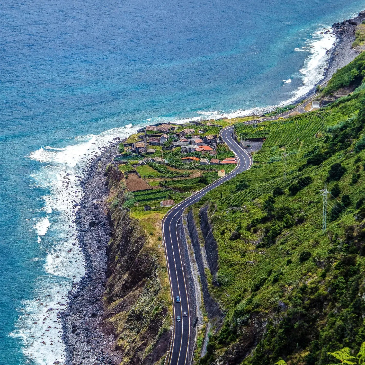 Autoestrada sinuosa ao lado do Atlântico na Ilha da Madeira