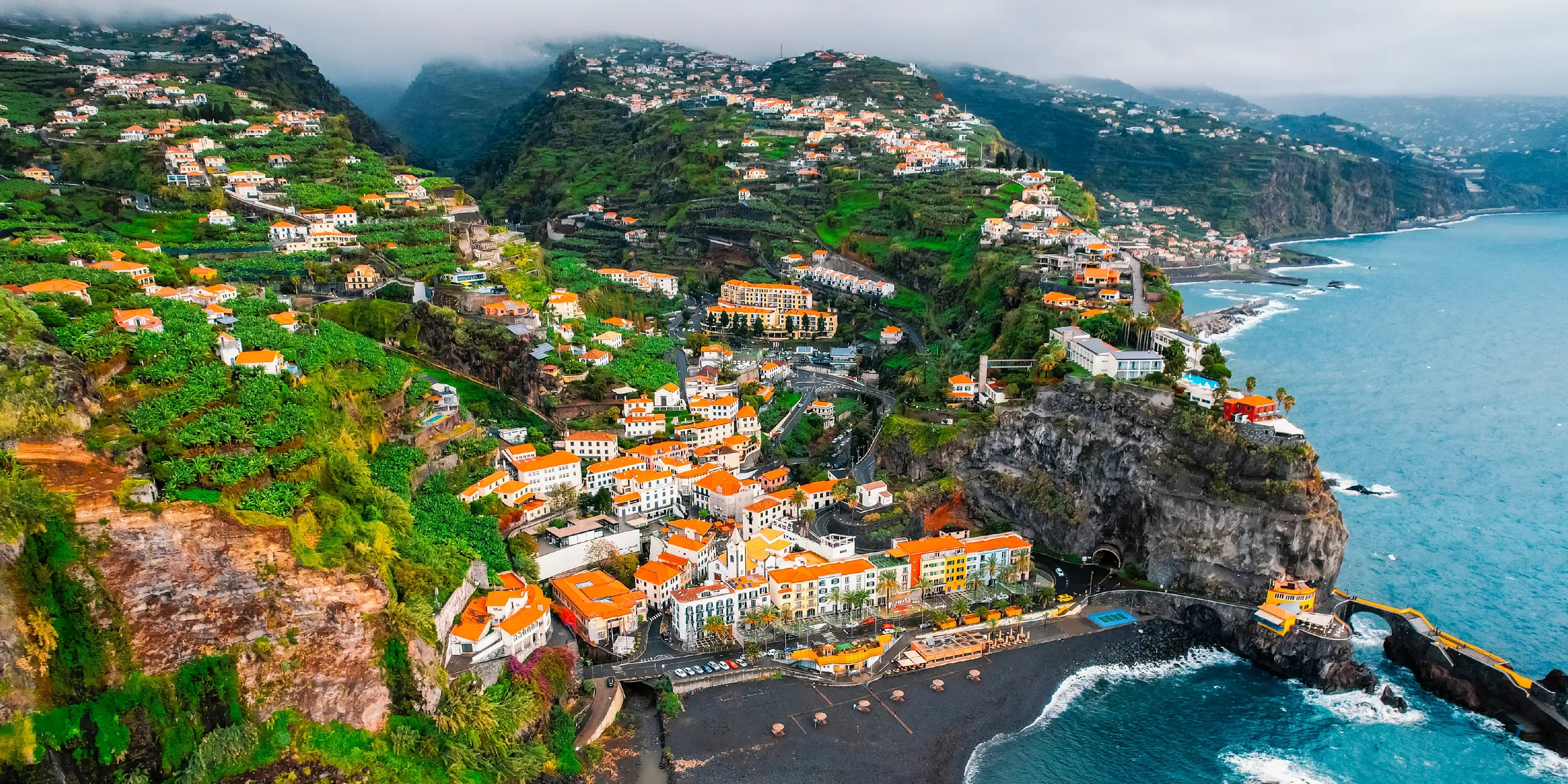 Praia Vulcânica da Ponta do Sol na Madeira