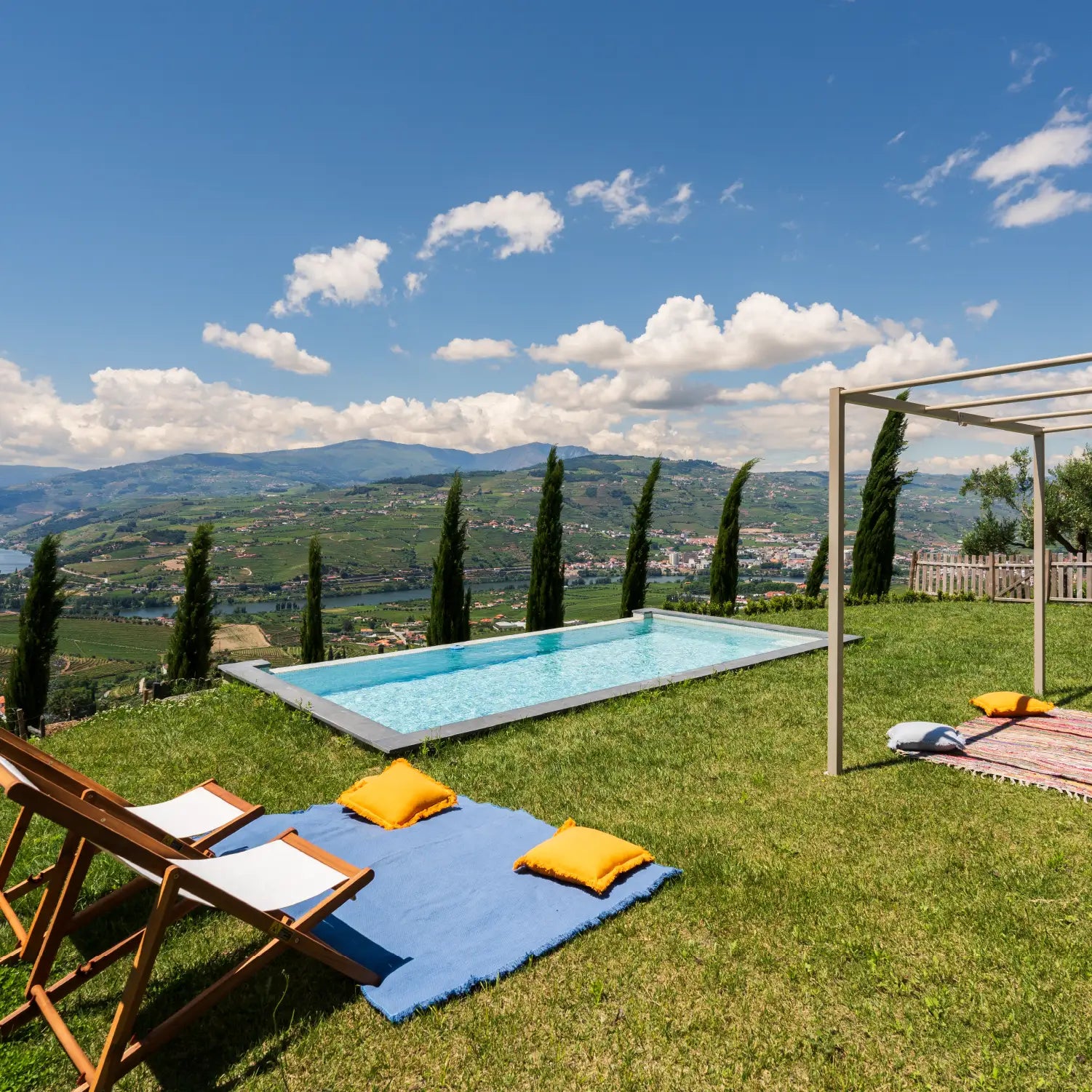 Espaço Exterior e Infinity Pool em Alojamento Local em Lamego, Douro, gerido pela Host Wise