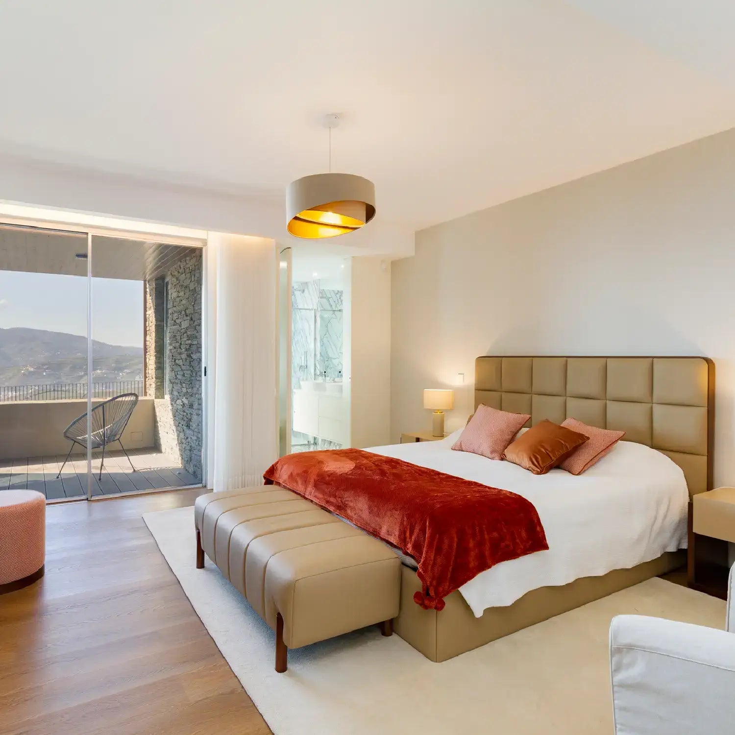 Quarto de um Alojamento Local em Lobrigos gerido pela Host Wise
