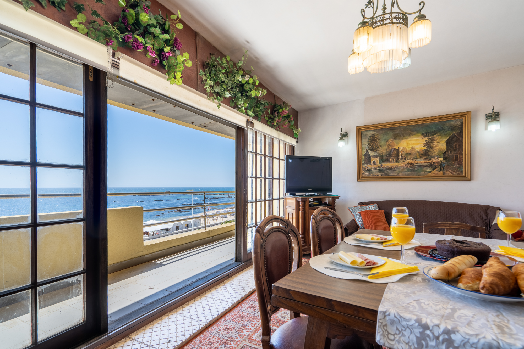 Spacious & Sunny Vintage Apartment at the Beach | Vila do Conde