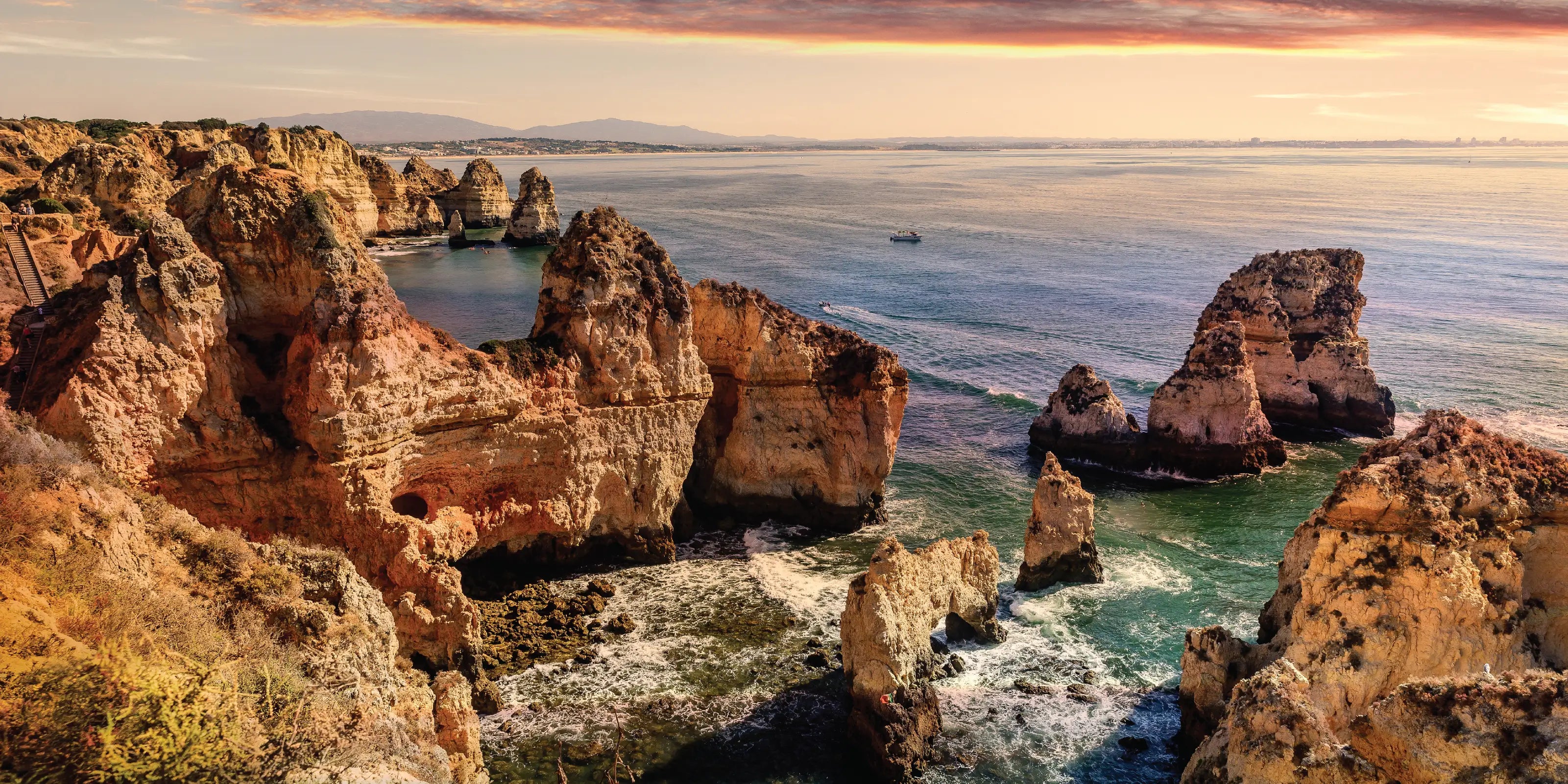 Rochedos à Beira-Mar em Lagos, Algarve, onde a Host Wise tem parte da sua operação de gestão de alojamento local