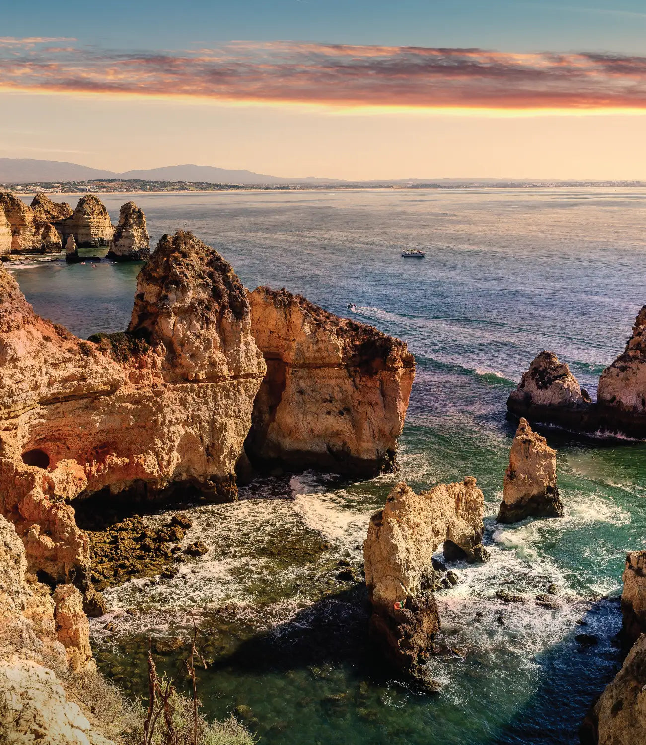 Rochedos à Beira-Mar em Lagos, Algarve, onde a Host Wise tem parte da sua operação de gestão de alojamento local