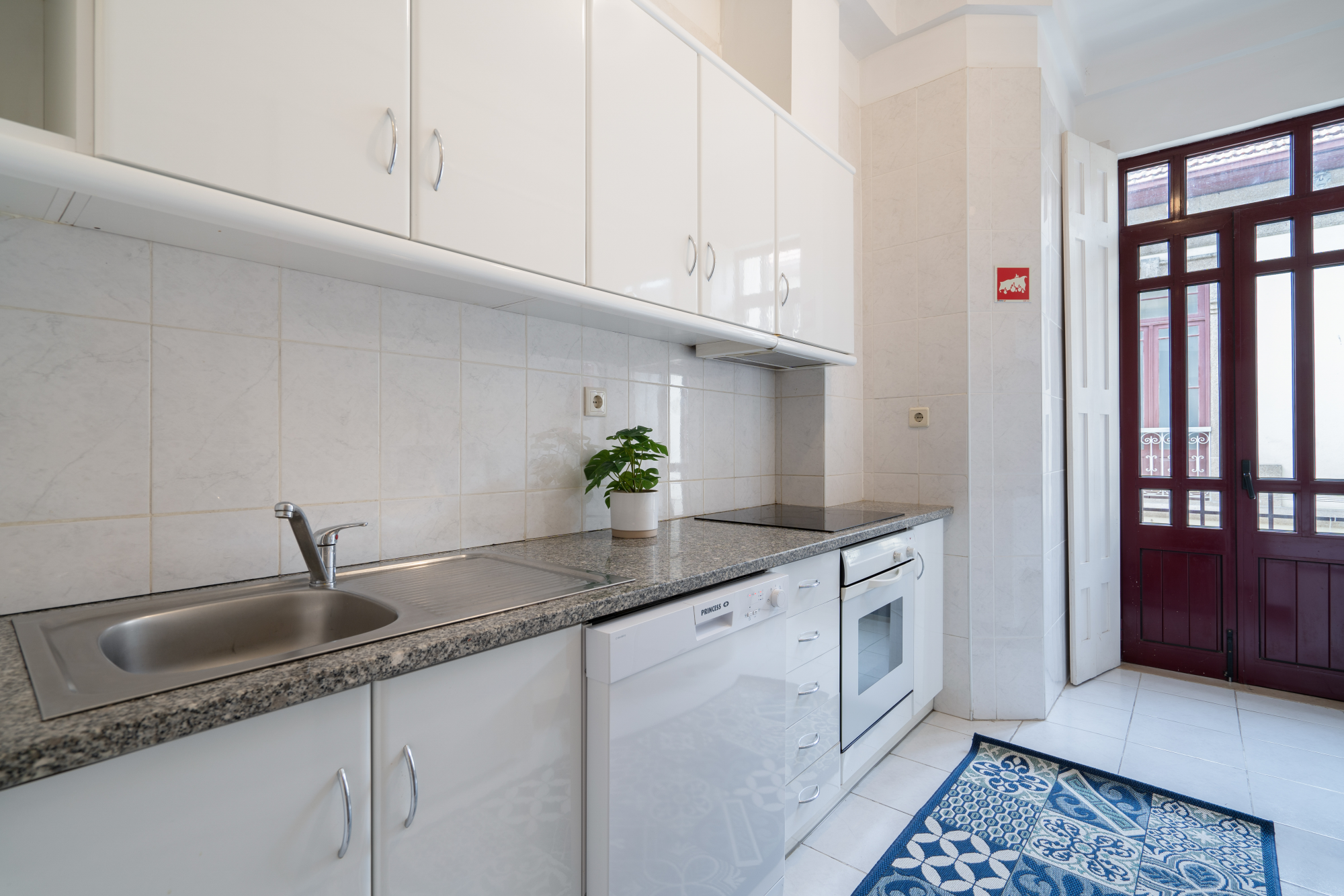Apartamento Espaçoso e Repousante com Varanda 