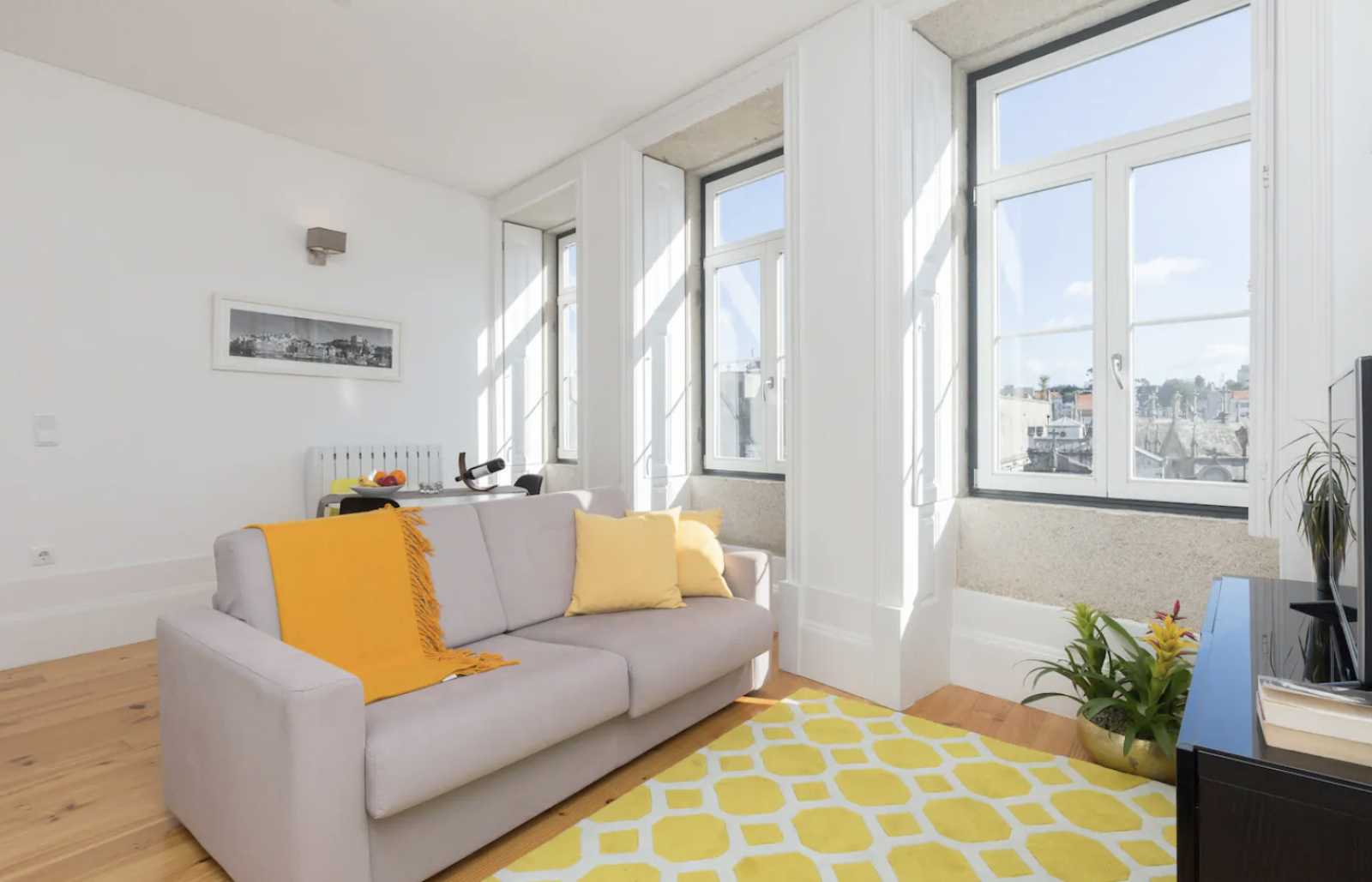 Apartamento colorido deslumbrante iluminado pelo sol por Host Wise 