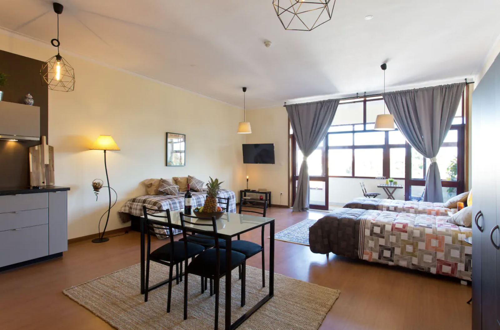 Apartamento Confortável e Iluminado com Varanda| Localização Ace 