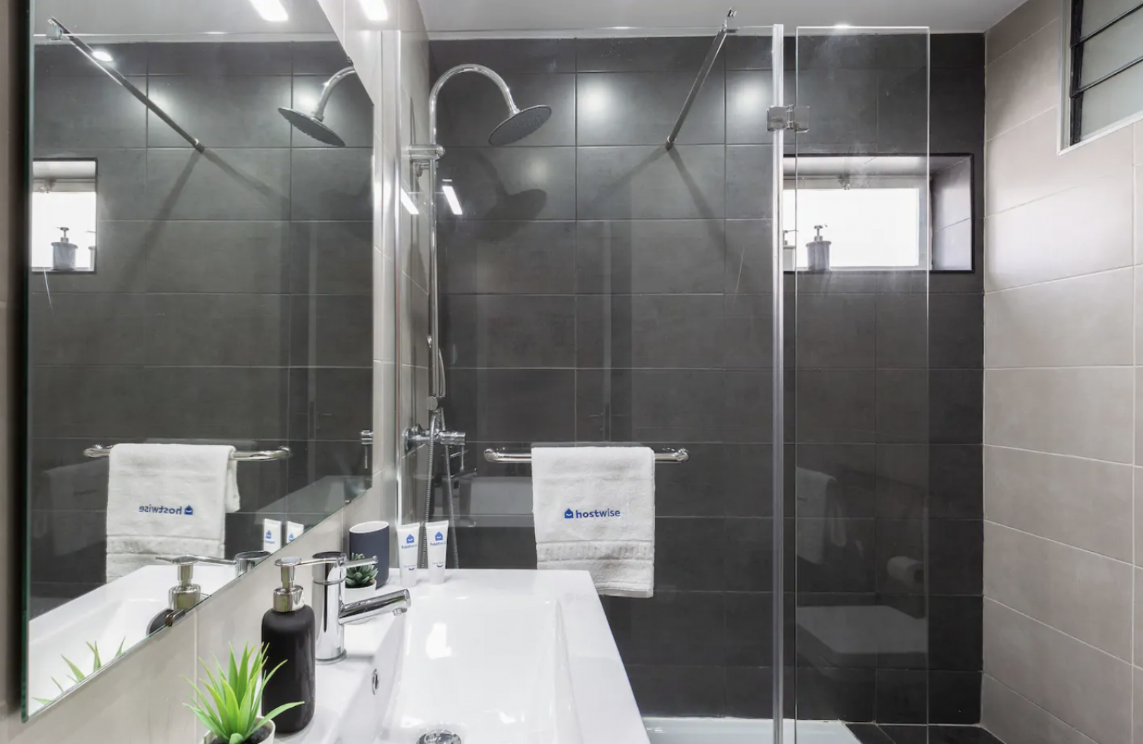 Moderno apartamento claro com varanda | Jacuzzi 