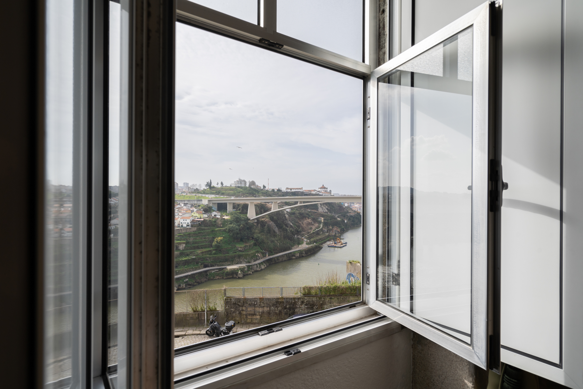Trendy Flat | Instaworthy River View by Host Wise