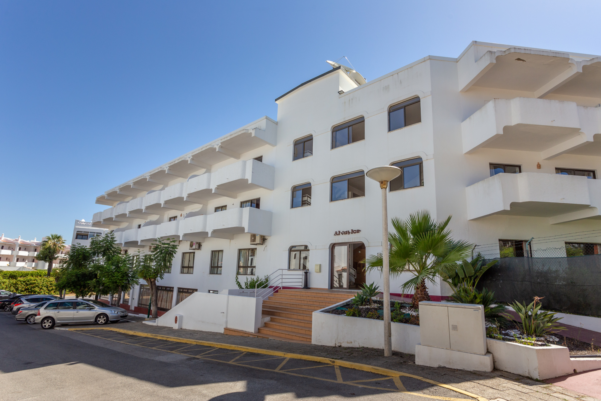 Apartamento luminoso e acolhedor com terraço e piscina 