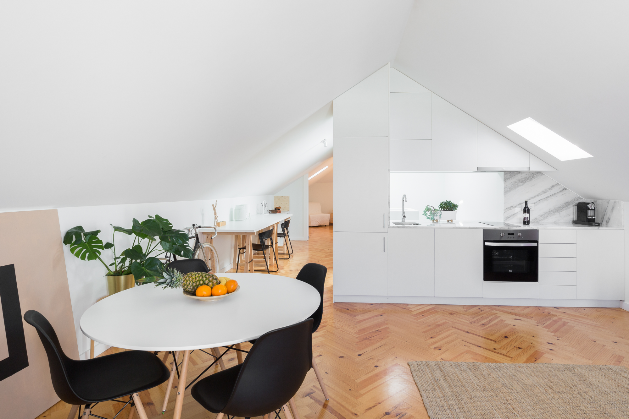 Moderno apartamento claro com varanda por Host Wise 