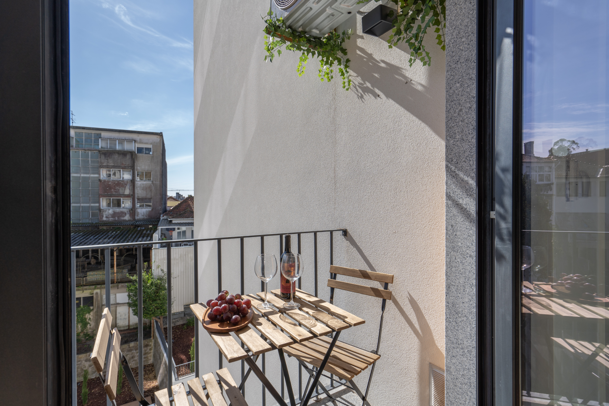 Bright & Luxurious Flat w/ Balcony