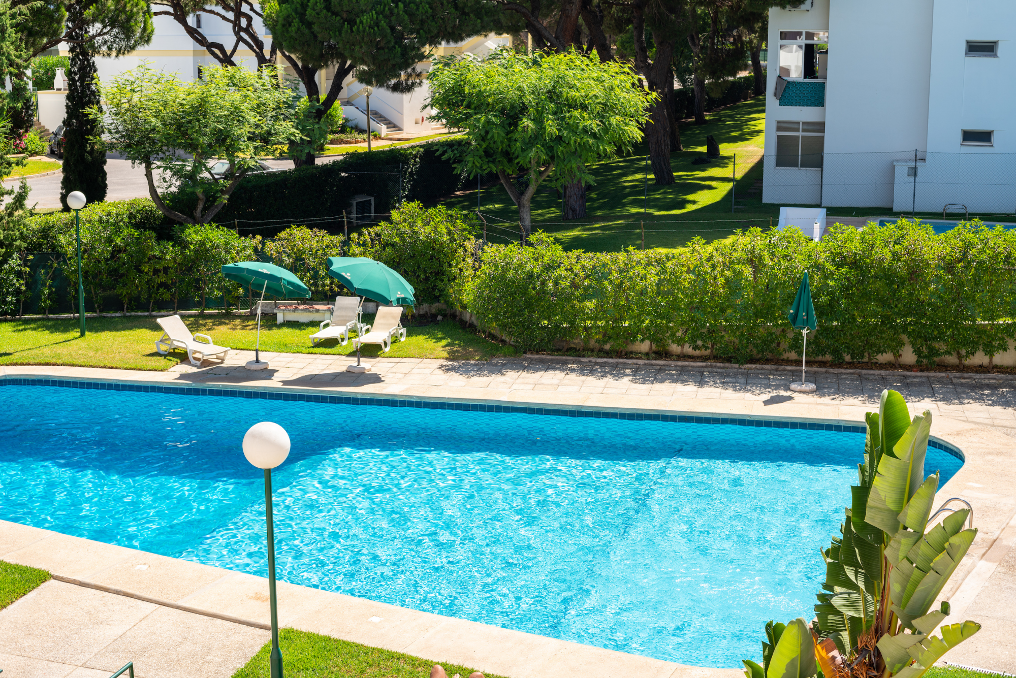 Apartamento luminoso e acolhedor com terraço e piscina 