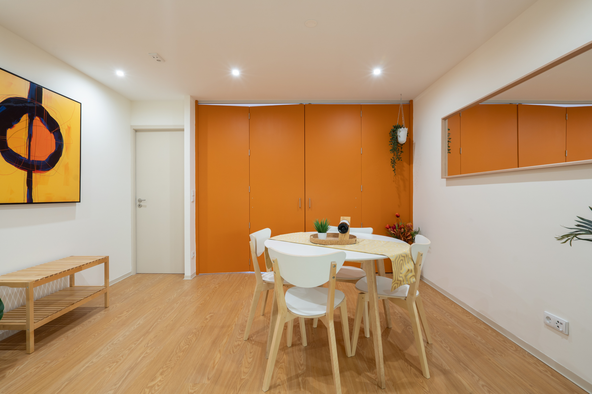 Apartamento Colorido e Iluminado com Varanda por Host Wise