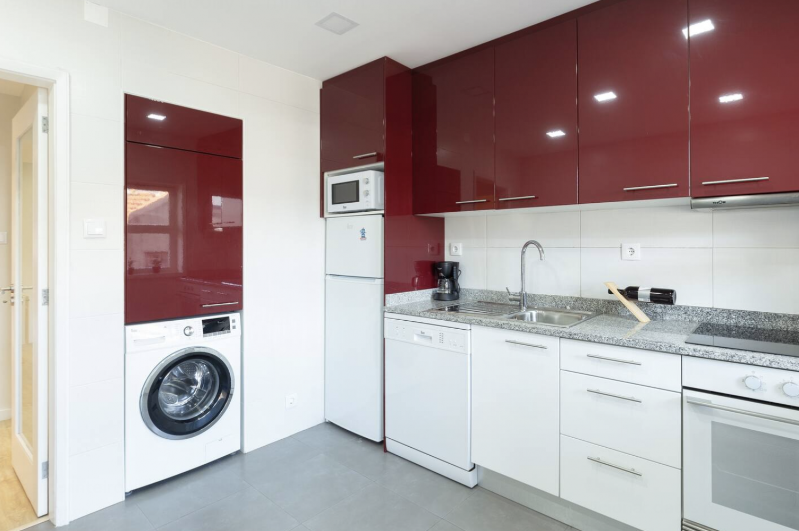 Moderno apartamento claro com varanda | Jacuzzi 