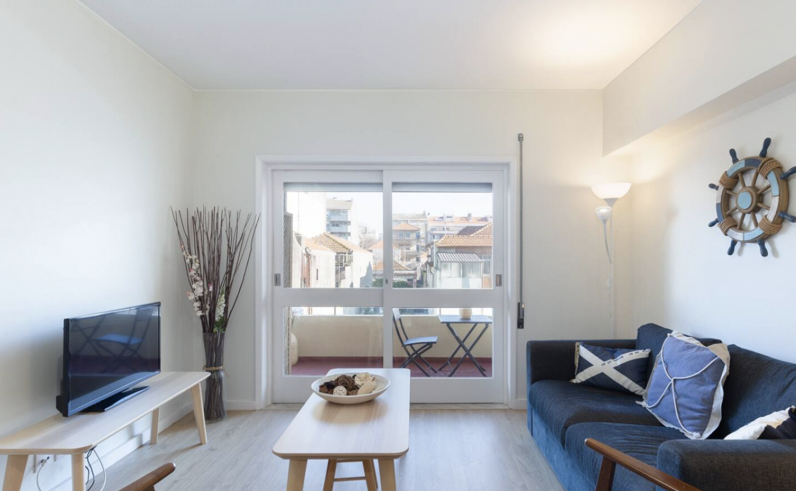 Moderno apartamento claro com varanda | Jacuzzi 