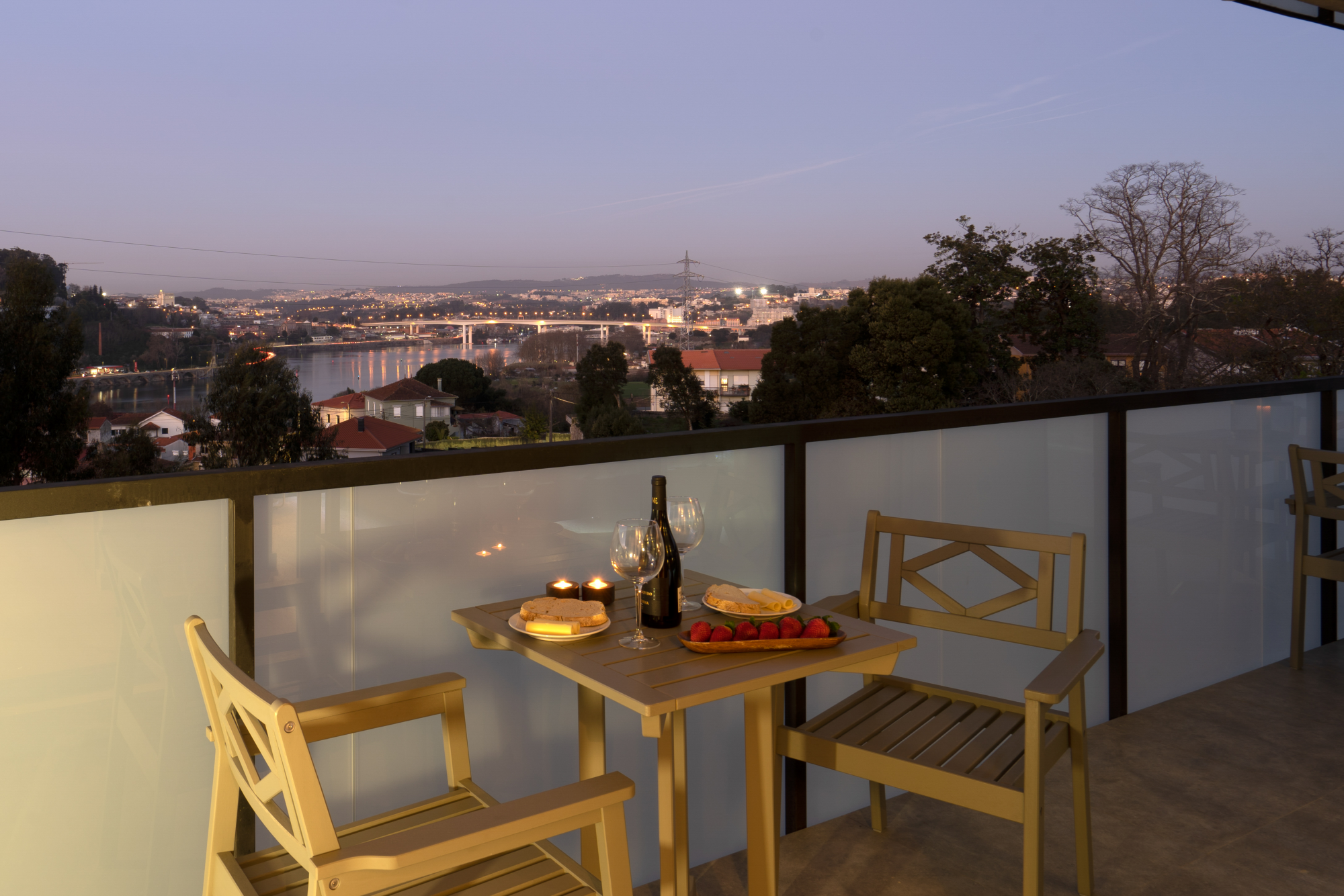 Luxurious Impressive Apartment w/ Balcony and Pool